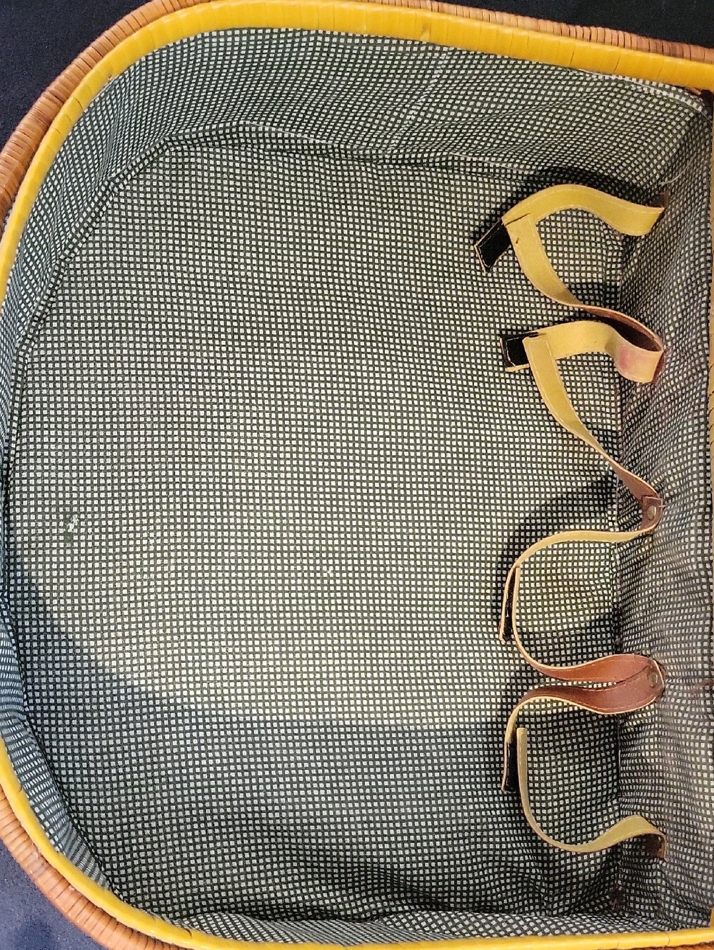 Vintage Green Wicker Picnic Basket Case - Picture 7 of 9